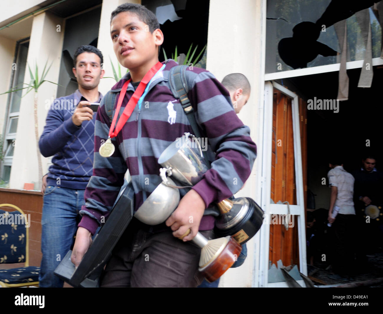 9 mars 2013 - Naplouse, Cisjordanie, territoire palestinien - vol d'Égyptiens de collection au siège de l'Association de football égyptien après son holocauste au Caire, Égypte, 09 mars 2013. L'état dans les médias, les fans de l'équipe de football d'al-Ahly le 09 mars a attaqué un club affilié avec les forces de police au Caire et mis le feu à certaines parties de celui-ci, après sept fonctionnaires de la sécurité ont été acquittés des charges liées au football meurtrières émeutes ye (Dernière image Crédit : © Nedal Eshtayah ZUMAPRESS.com)/Images/APA Banque D'Images