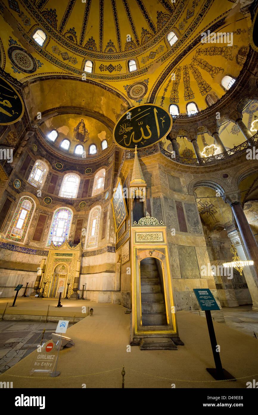 Mimbar et mihrab dans la basilique Sainte-Sophie (Ayasofya) : Turque, Istanbul, Turquie. Banque D'Images
