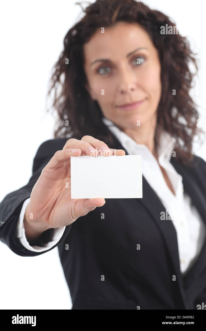 Belle femme mature montrant une carte de visite vierge sur fond blanc fond isolé Banque D'Images