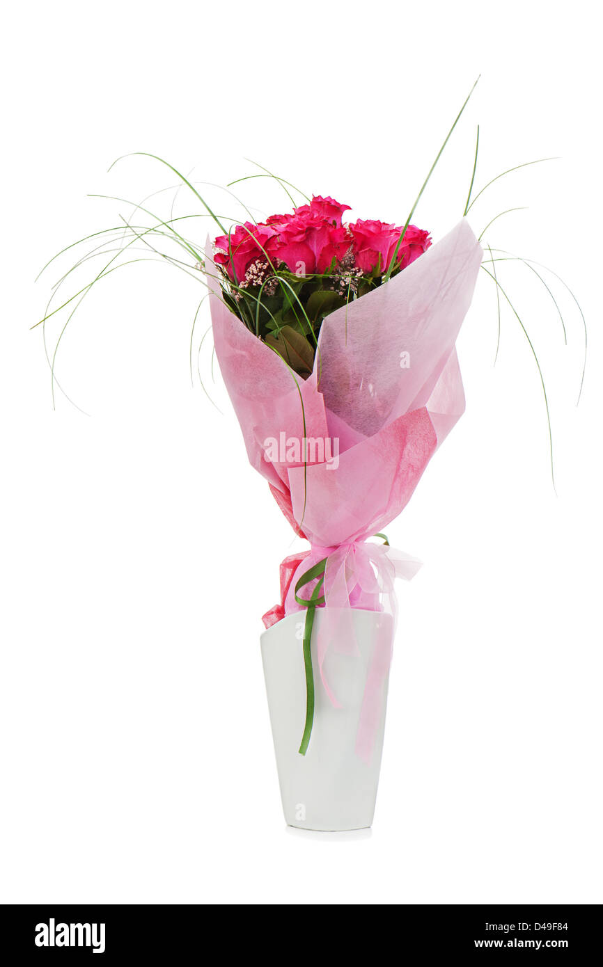 Bouquet de fleurs colorées de roses rouges dans vase blanc isolé sur fond blanc. Banque D'Images