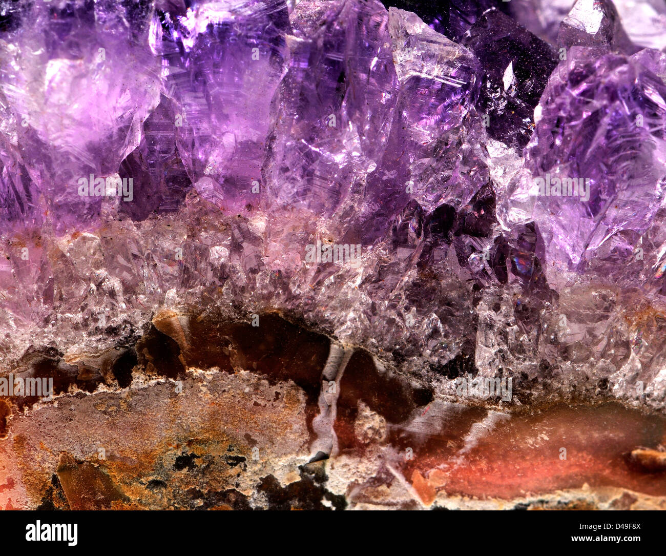 Les cristaux d'Améthyste (quartz violet) sur matrix Banque D'Images