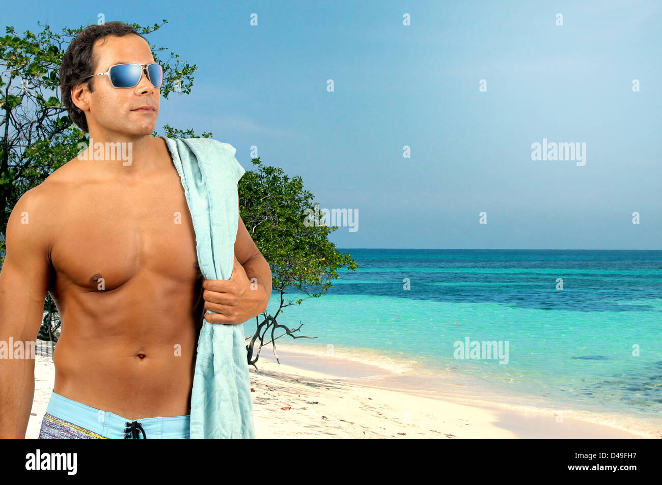 Belle homme en short de bain Banque de photographies et d’images à