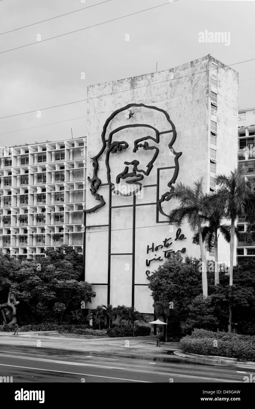 Ministère de l'intérieur, doté d'un fer à repasser murale de Che Guevara's face à la plaza de la révolution, La Havane, Cuba Banque D'Images