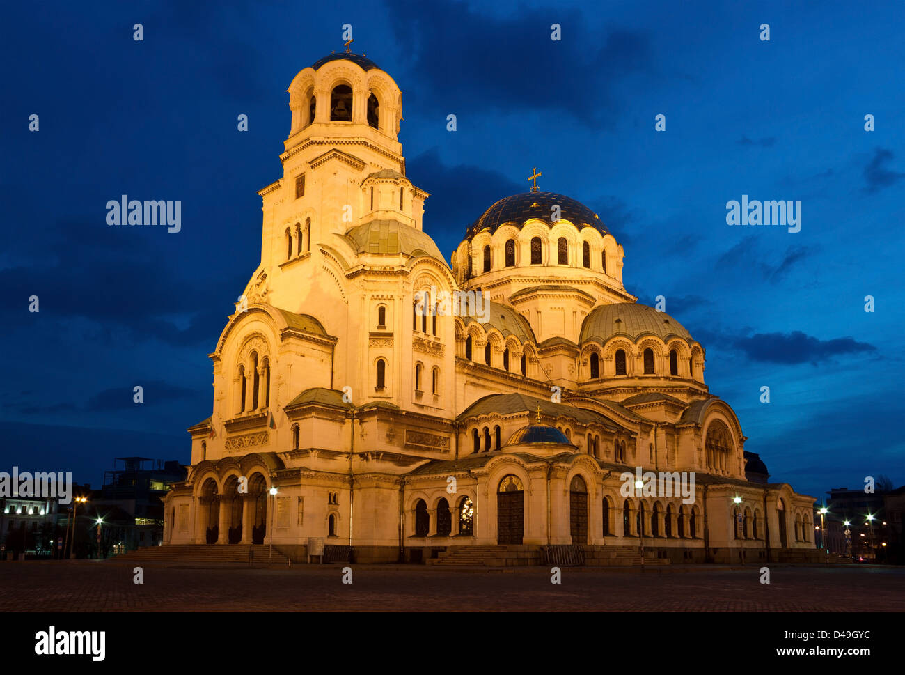 Tôt le matin, tourné de la célèbre cathédrale église Saint Alexandar Nevski à Sofia, Bulgarie juste avant le lever du soleil. Banque D'Images