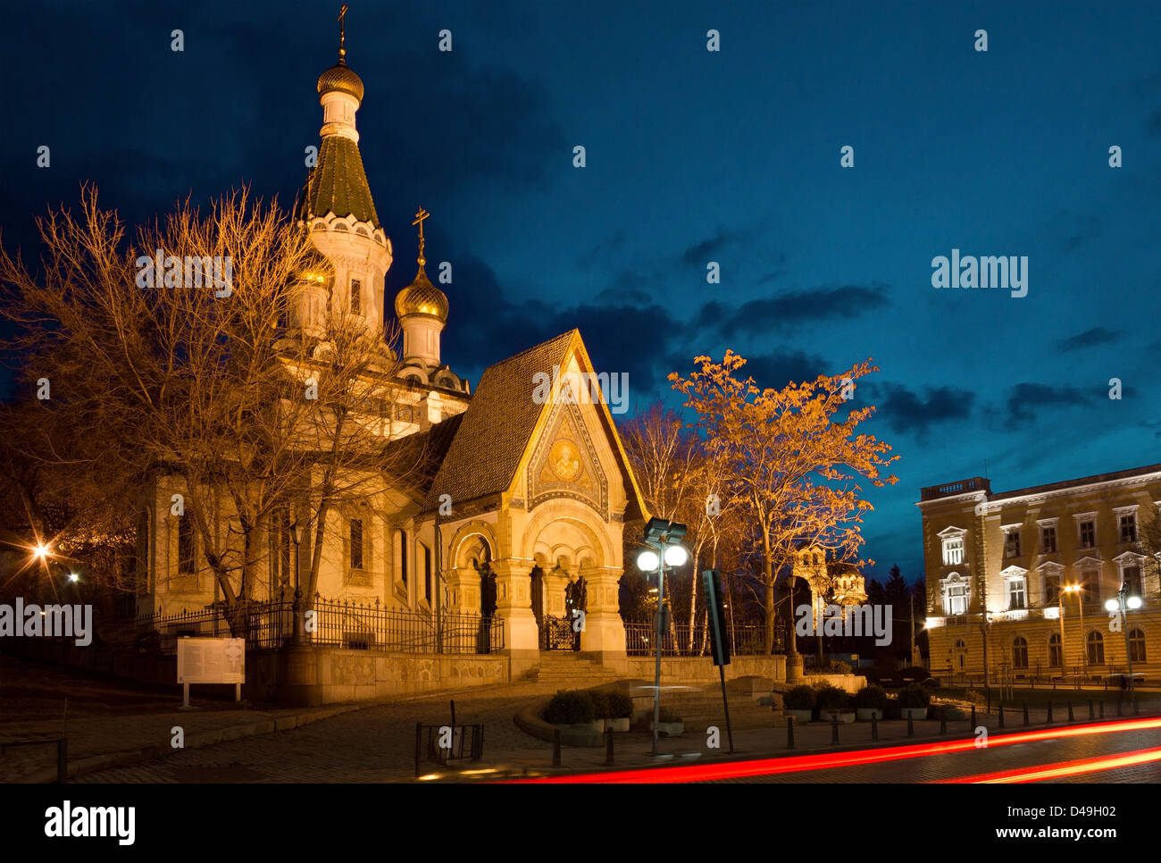 Photo de nuit de la fameuse Eglise Russe de St Nicolas le faiseur de miracle à Sofia, Bulgarie juste avant l'aube. Banque D'Images