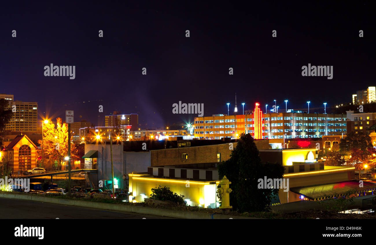 Vue sur le centre-ville de Chattanooga, Tennessee skyline at night Banque D'Images