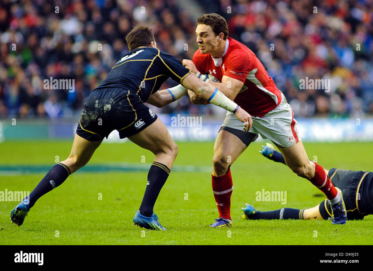 Edinburgh, Ecosse, Royaume-Uni. 9 mars 2013. Sean Lamont s'attaque à George Nord, l'Écosse v Pays de Galles, Tournoi RBS 6 Nations, le stade de Murrayfield 09/03/13 (c) Colin Lunn/ Alamy Live News Banque D'Images