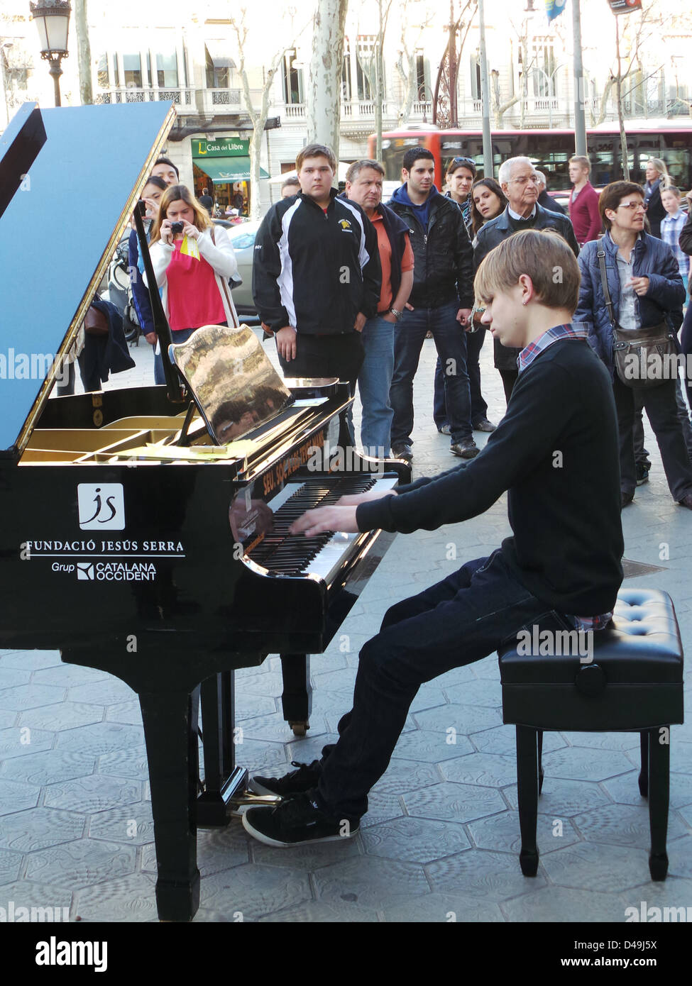 Barcelone, Espagne. 9 mars 2013. Dix grands pianos dans Passeig de Gràcia pour les gens de les lire. Est une activité de 59 Concours de musique International Maria Canals. Credit : Fco Javier Rivas Martín / Alamy Live News Banque D'Images