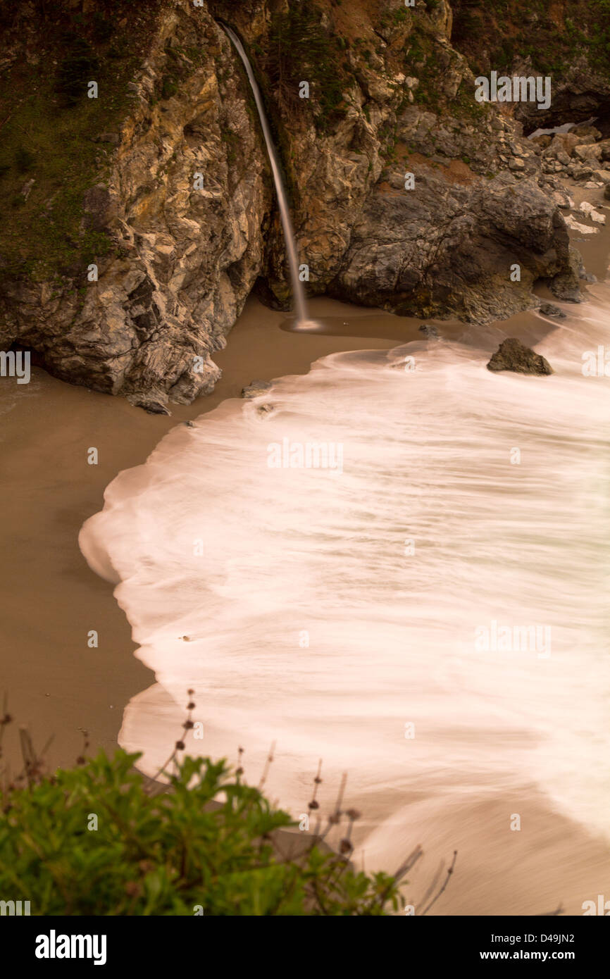 Une longue exposition photo de la belle McWay Falls et plage de Big, Sur, en Californie. Banque D'Images