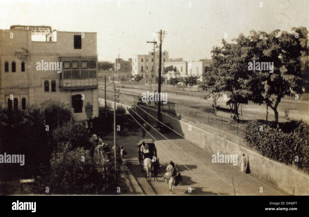 Vue depuis la lunette arrière d'un avion, capturée lors d'une mission au moyen-Orient. La RAF a joué un rôle clé dans les opérations aériennes au-dessus de la région pendant la seconde Guerre mondiale, soutenant les forces terrestres et effectuant des opérations de reconnaissance. Banque D'Images Vue depuis la lunette arrière d'un avion, capturée lors d'une mission au moyen-Orient. La RAF a joué un rôle clé dans les opérations aériennes au-dessus de la région pendant la seconde Guerre mondiale, soutenant les forces terrestres et effectuant des opérations de reconnaissance. Banque D'Images