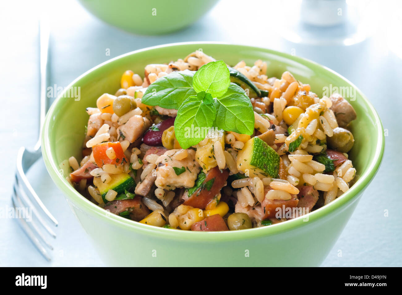 Risotto au poulet et les légumes dans un bol Banque D'Images