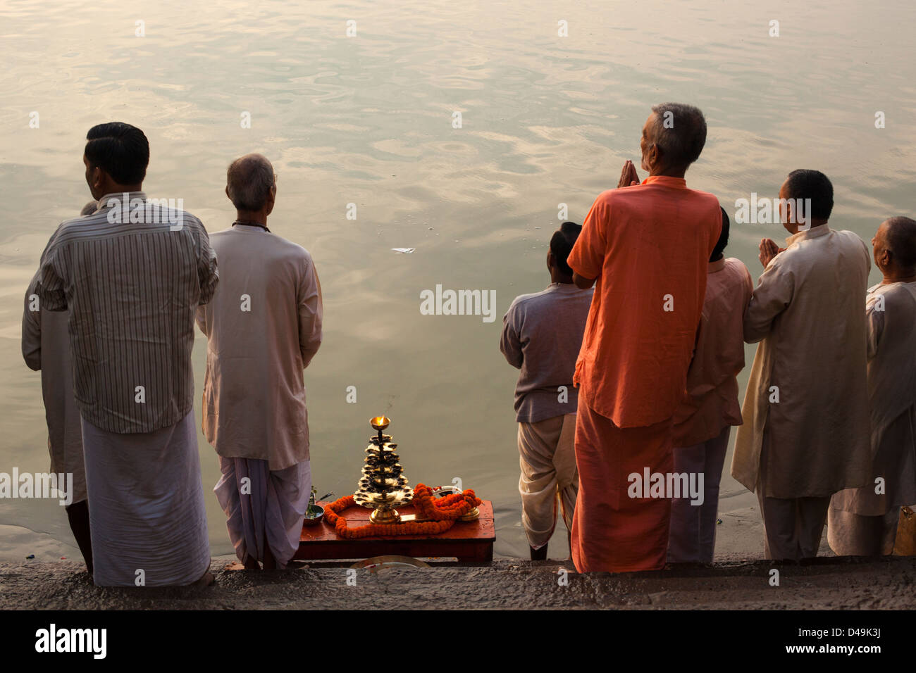 Cérémonie rituelle hindoue à l'aube sur le Gange, Varanasi, Uttar Pradesh, Inde Banque D'Images