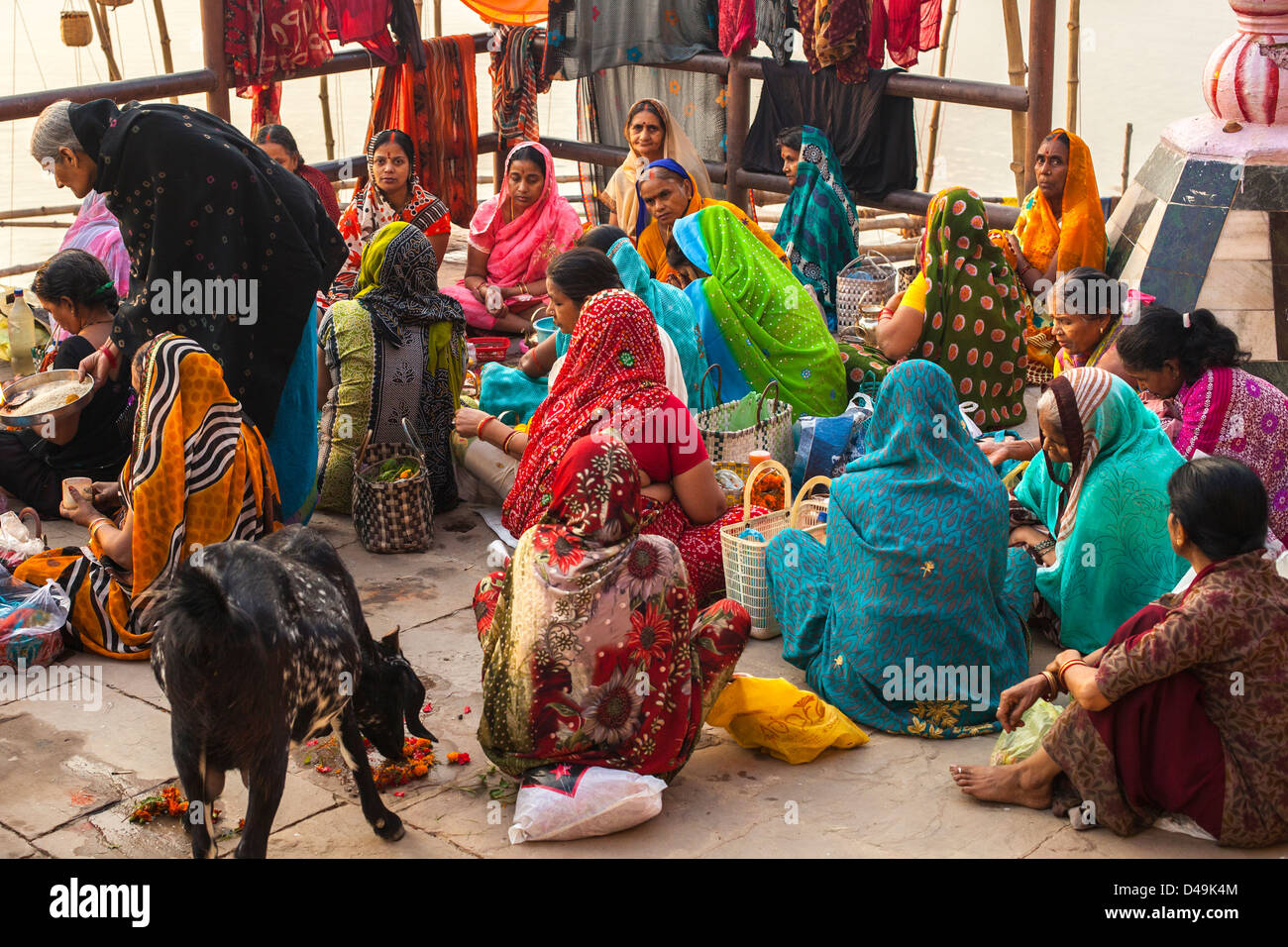 Groupe de femmes assis sur le Ghat, Varanasi, Inde Banque D'Images