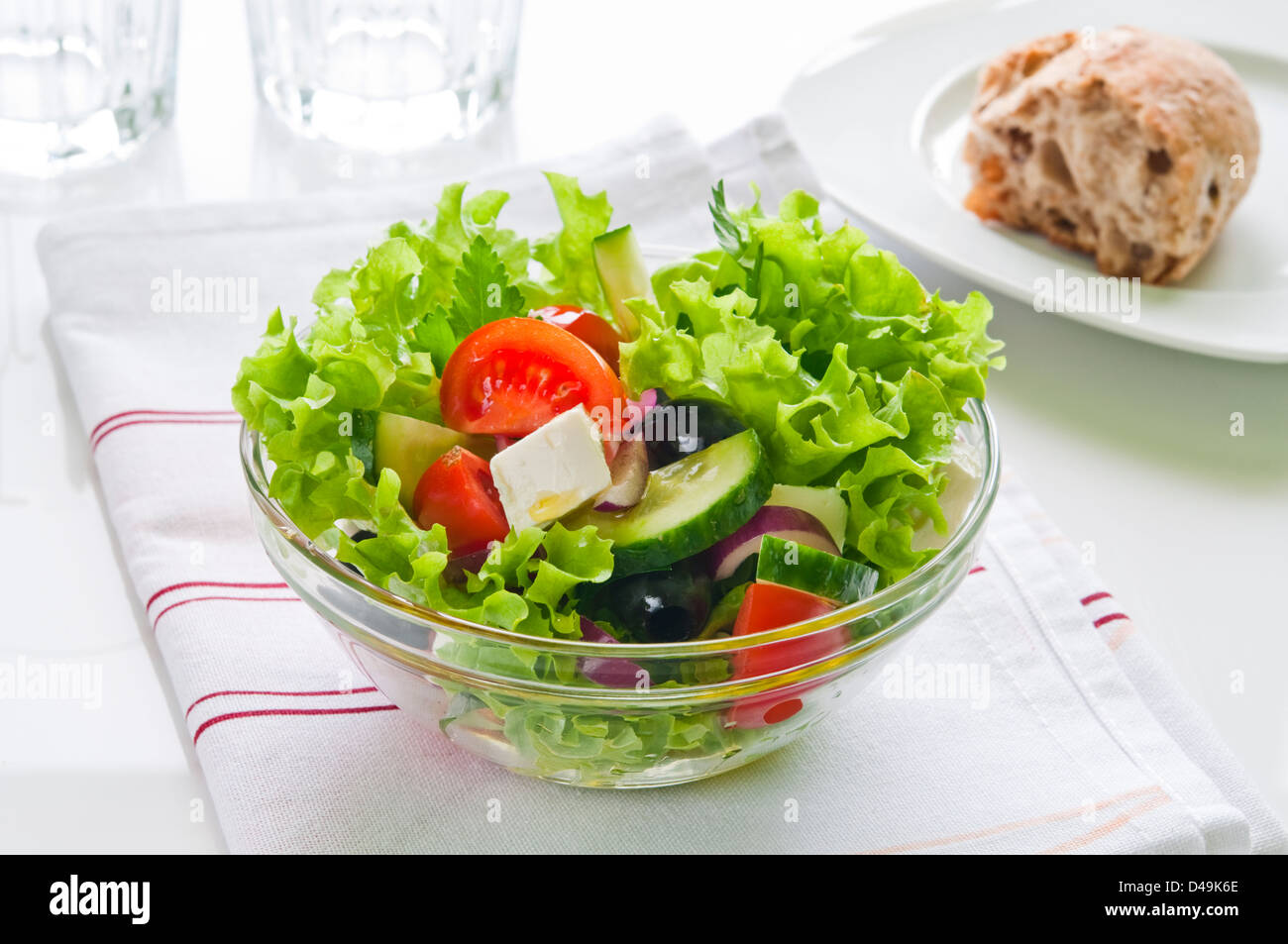 Libre de salade grecque avec fromage feta, tomates cerise et laitue Banque D'Images