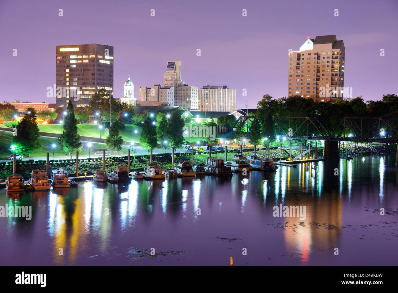 Augusta, Géorgie, USA skyline le long de la rivière Savannah. Banque D'Images