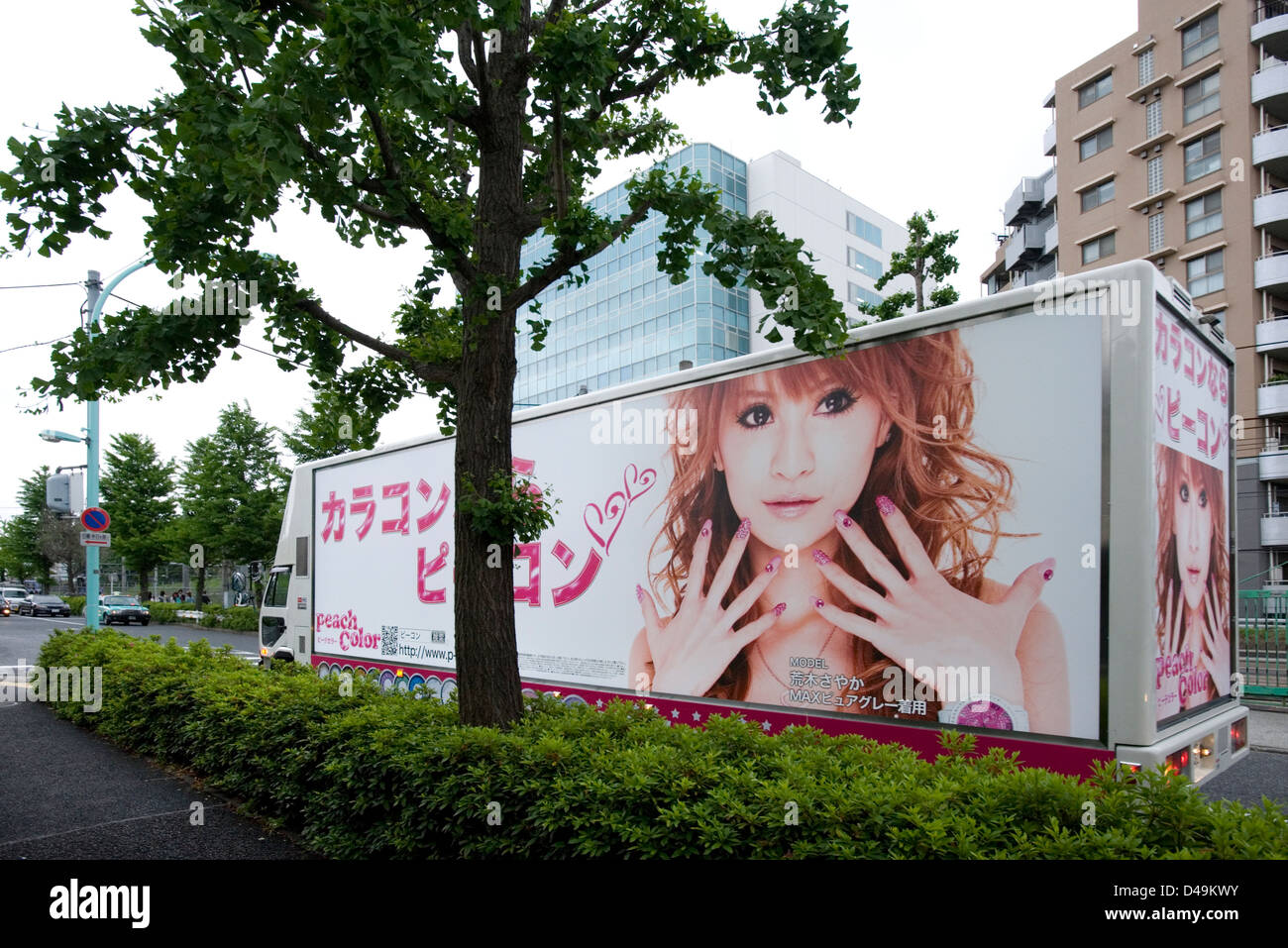 Un grand panneau publicitaire camion jeune fille en passant par la mode dans la rue de Shibuya, Tokyo. Banque D'Images