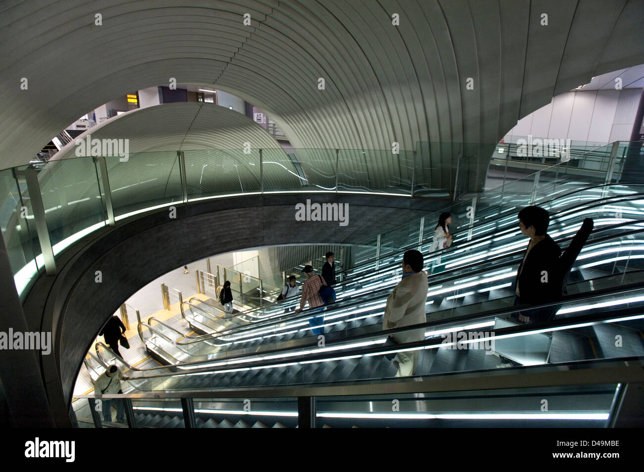 Une architecture moderne à l'intérieur un escalier roulant souterrain se déplace les navetteurs à la plate-forme du train de Shibuya, Tokyo. Banque D'Images