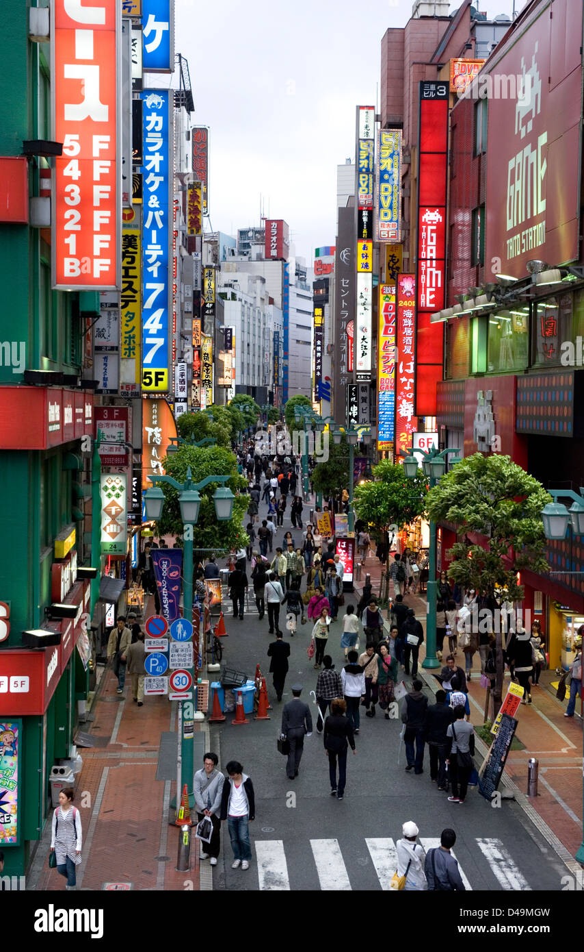 Panneaux de publicité au néon couvrir façades de bâtiments dans le secteur de la vente au détail et de divertissement de Minami Shinjuku de Tokyo. Banque D'Images