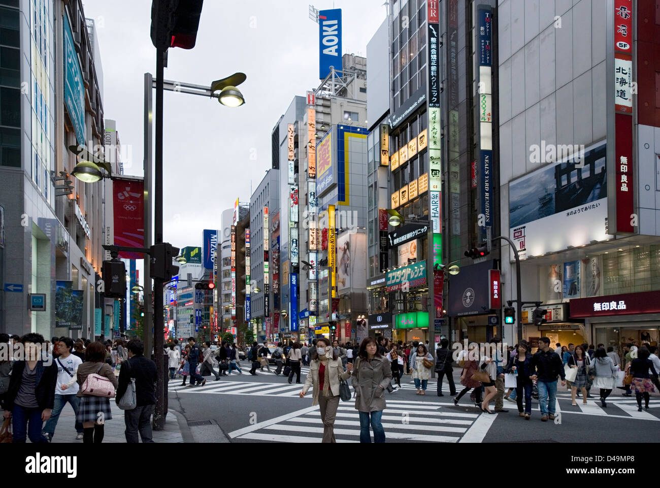 Rue animée avec neon sign advertising façades de bâtiments dans le quartier commerçant et de divertissement de Shunjuku est, Tokyo. Banque D'Images