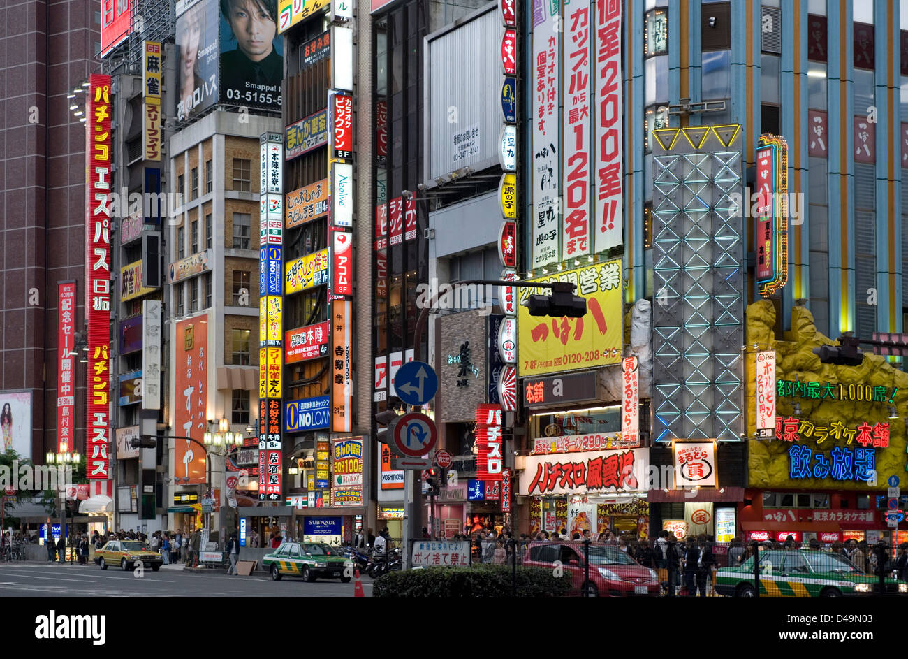 Panneaux de publicité au néon couvrir façades de bâtiments dans des centres commerciaux et du quartier des divertissements adultes au Kabukicho, Shinjuku Tokyo Banque D'Images