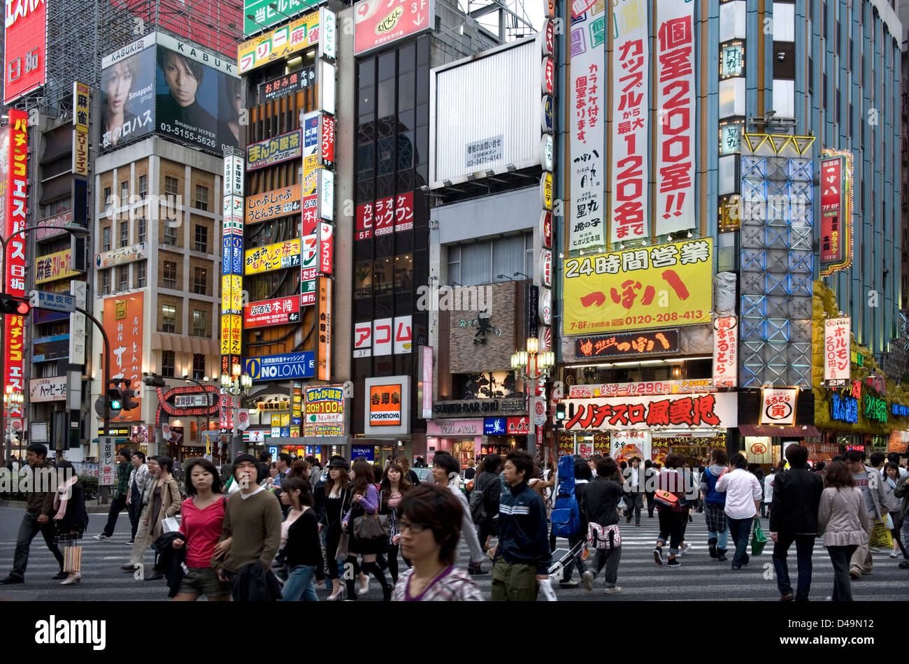 Les enseignes publicitaires au néon couvrent les façades des bâtiments dans le quartier de shopping et de divertissement pour adultes Kabukicho à East Shinjuku, Tokyo, Japon. Banque D'Images