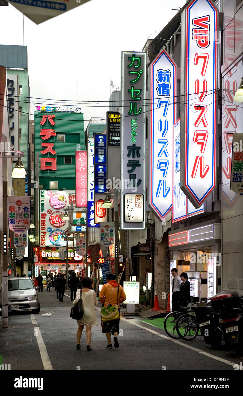 Les enseignes publicitaires au néon couvrent les façades des bâtiments dans le quartier de shopping et de divertissement pour adultes Kabukicho à East Shinjuku, Tokyo, Japon. Banque D'Images