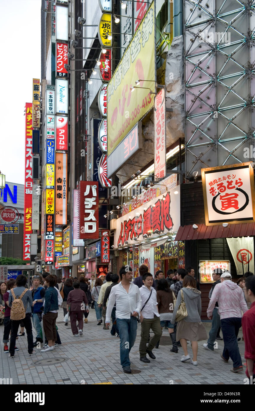 Les enseignes publicitaires au néon couvrent les façades des bâtiments dans le quartier de shopping et de divertissement pour adultes Kabukicho à East Shinjuku, Tokyo, Japon. Banque D'Images