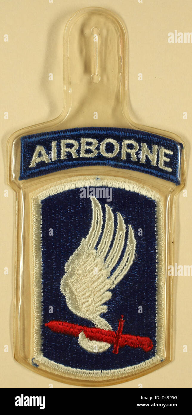 Cette image montre Leslie Grimes Moser, un agent de bord de Capitol Airlines, aux côtés de membres de la 173rd Airborne Brigade. La photo capture le lien entre le service aérien et le service militaire à l'époque. Banque D'Images