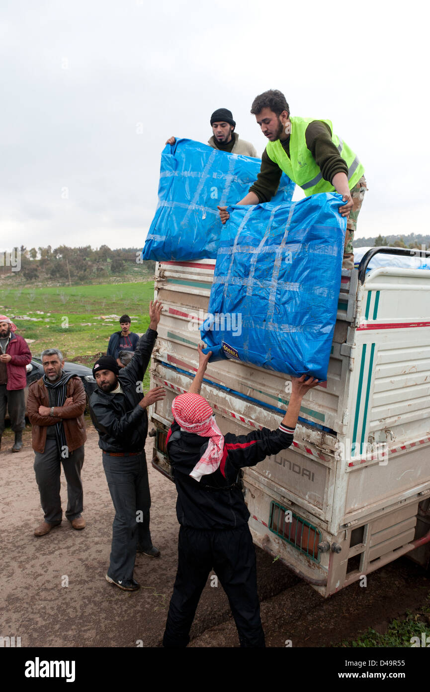 L'Armée syrienne libre distribution de tentes pour les réfugiés, Assaharia, Syrie Banque D'Images