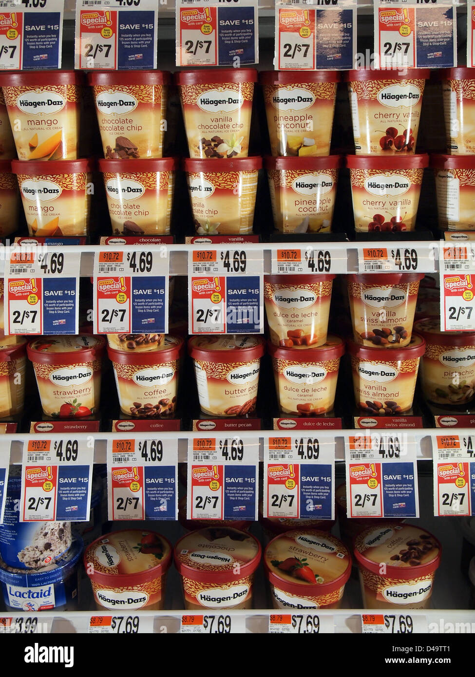 Les étagères de supermarché congélateur rempli de glaces Haagen-Daz en vente, New York, USA, le 9 mars 2013, © Katharine Andriotis Banque D'Images