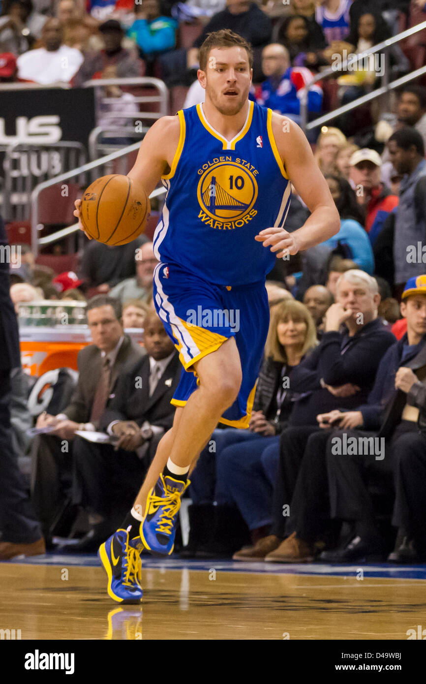 2 mars 2013 : Golden State Warriors avant David Lee (10) apporte la balle jusqu'à la cour au cours de la NBA match entre les Golden State Warriors et les Philadelphia 76ers au Wells Fargo Center de Philadelphie, Pennsylvanie. Les Philadelphia 76ers battre les Golden State Warriors, 104-97. Banque D'Images