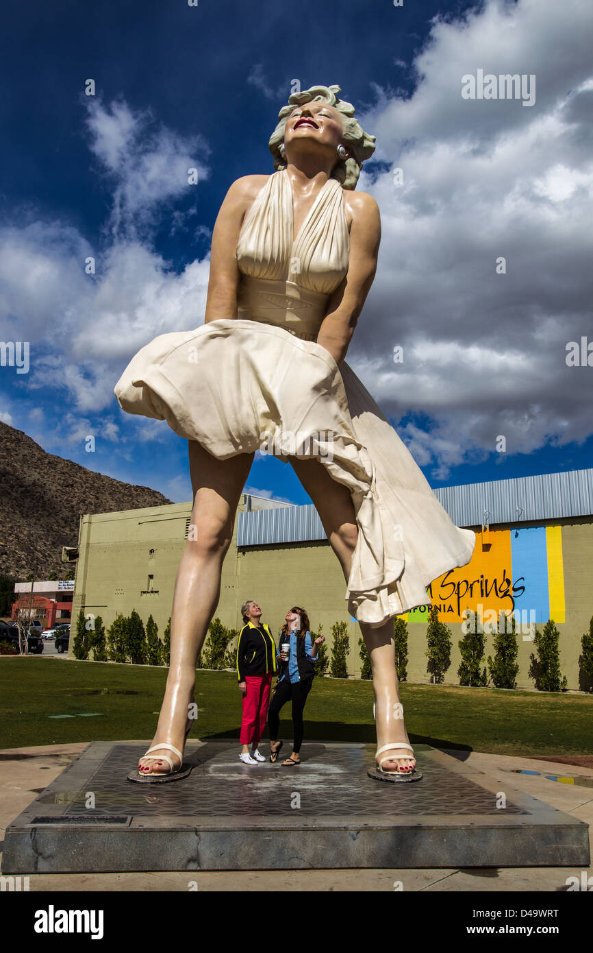 Forever Marilyn Le 26 Foot Tall Statue Par L Artiste Steward Johnson Sur L Affichage A Palm Springs Photo Stock Alamy