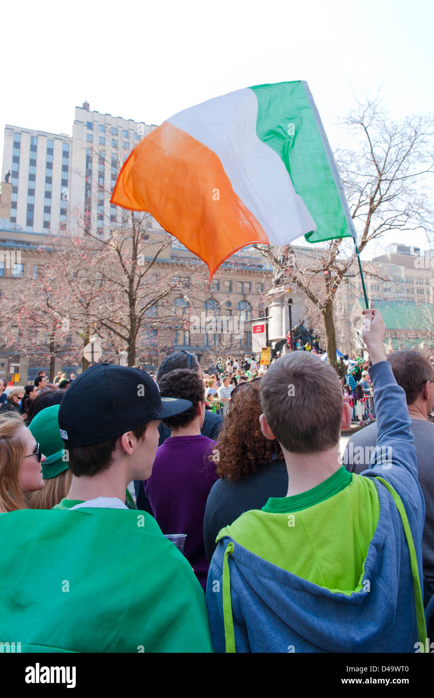 Brandissant un drapeau irlandais adolescent à la parade de la St Patrick à Montréal, province de Québec, Canada. Banque D'Images