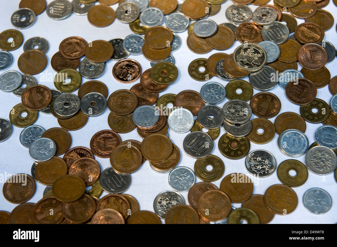 Yen japonais 1, 5, 10 yen yen yen, 50, 100 et 500 pièces yen yen jetés dans une boîte de l'offertoire à Jinja Toshogu à Nikko Banque D'Images