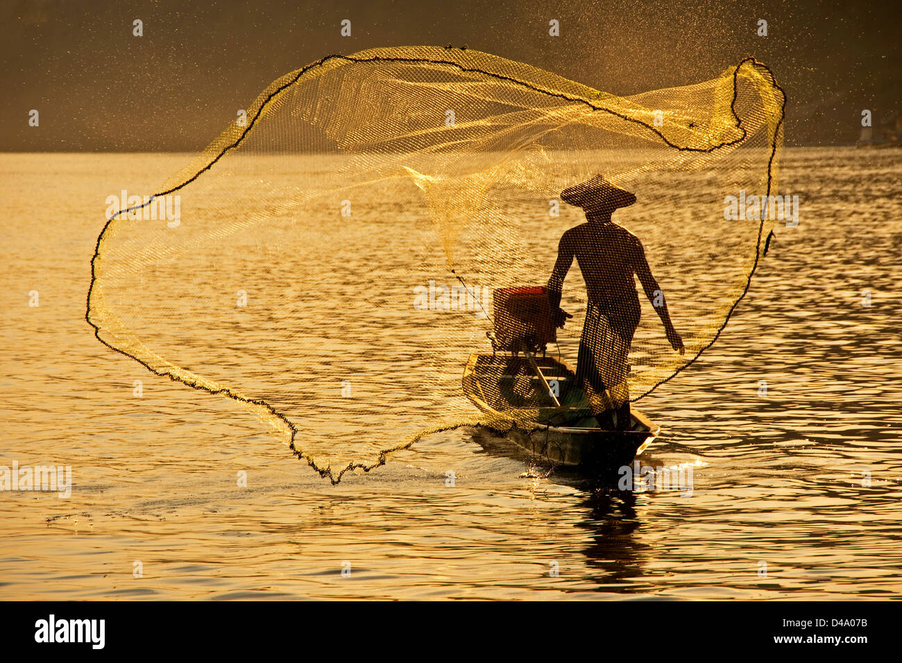 Lancer pêcheur net sur le fleuve du Mékong à Luang Prabang, Laos Banque D'Images