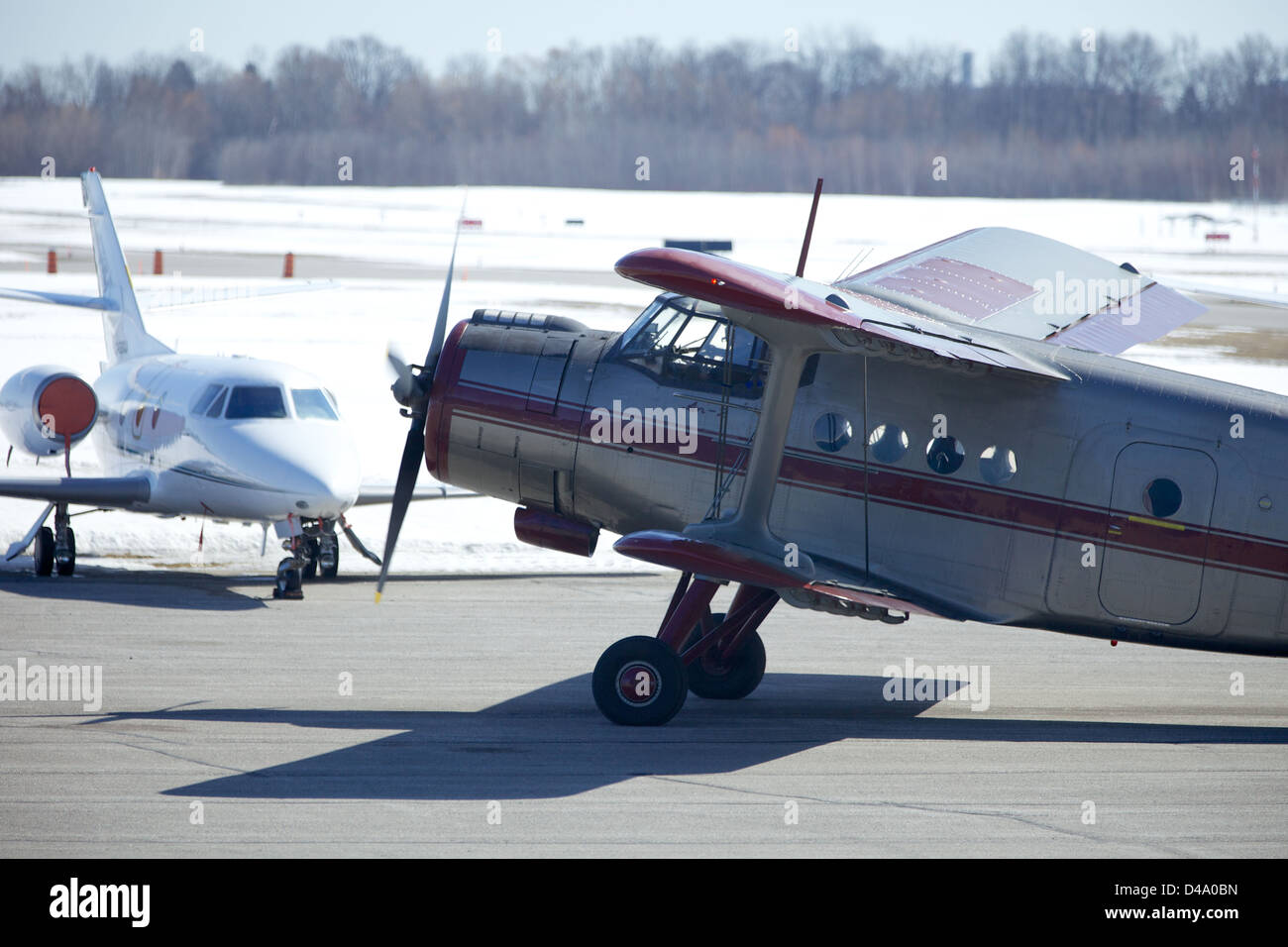 Antonov An-2 taxiing passé un Cessna Citation Jet d'affaires à l'aéroport d'Oshawa, Ontario. Banque D'Images