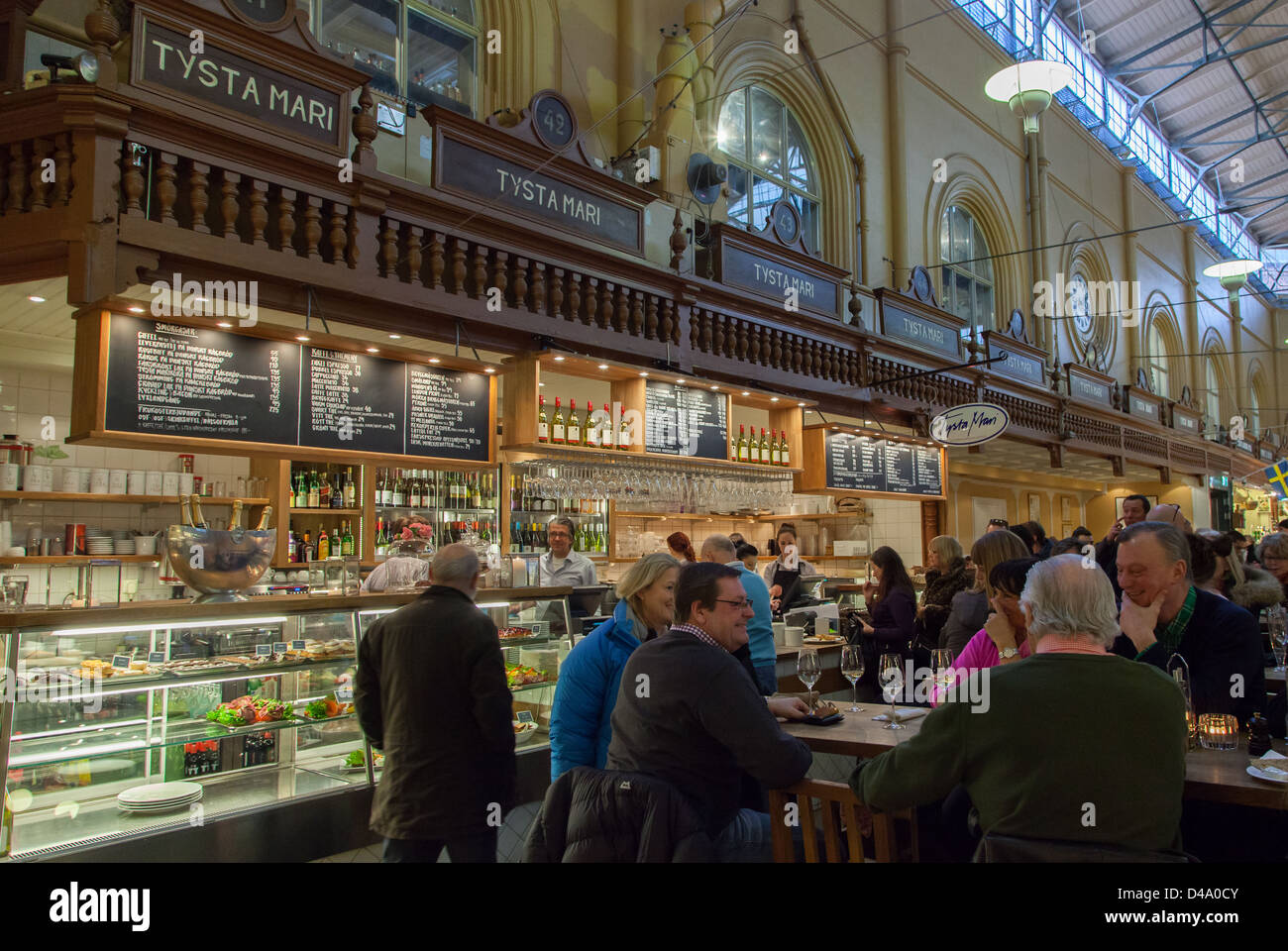Östermalms Saluhall, ouvert en 1888, est une salle à manger et deli food hall dans Östermalm, un quartier chic de Stockholm en Suède. Banque D'Images
