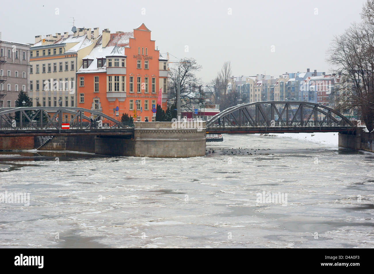 Wroclaw Oder avec glace flottante en hiver Ponts Mill Banque D'Images