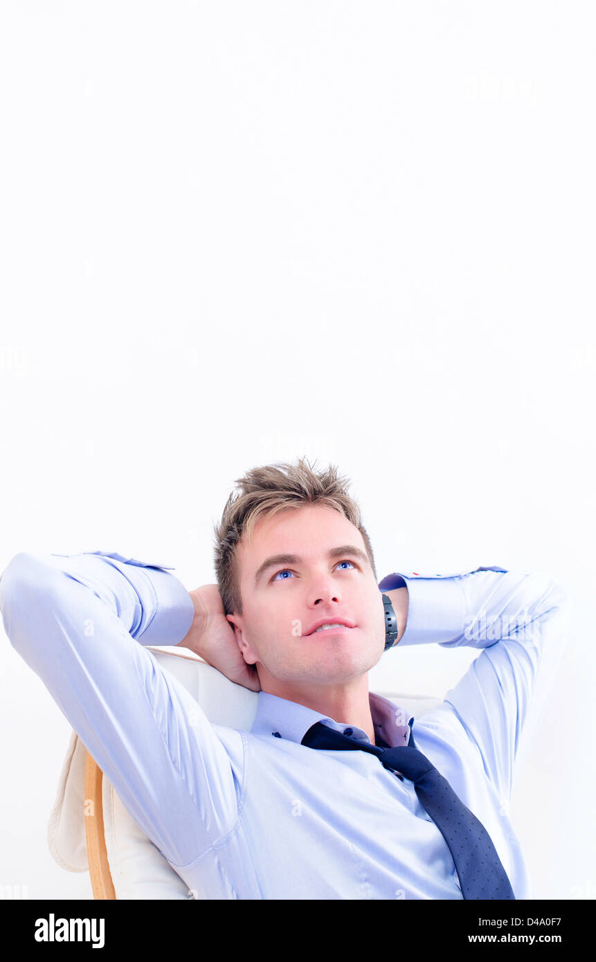 Un homme d'affaires heureux à son bureau Banque D'Images