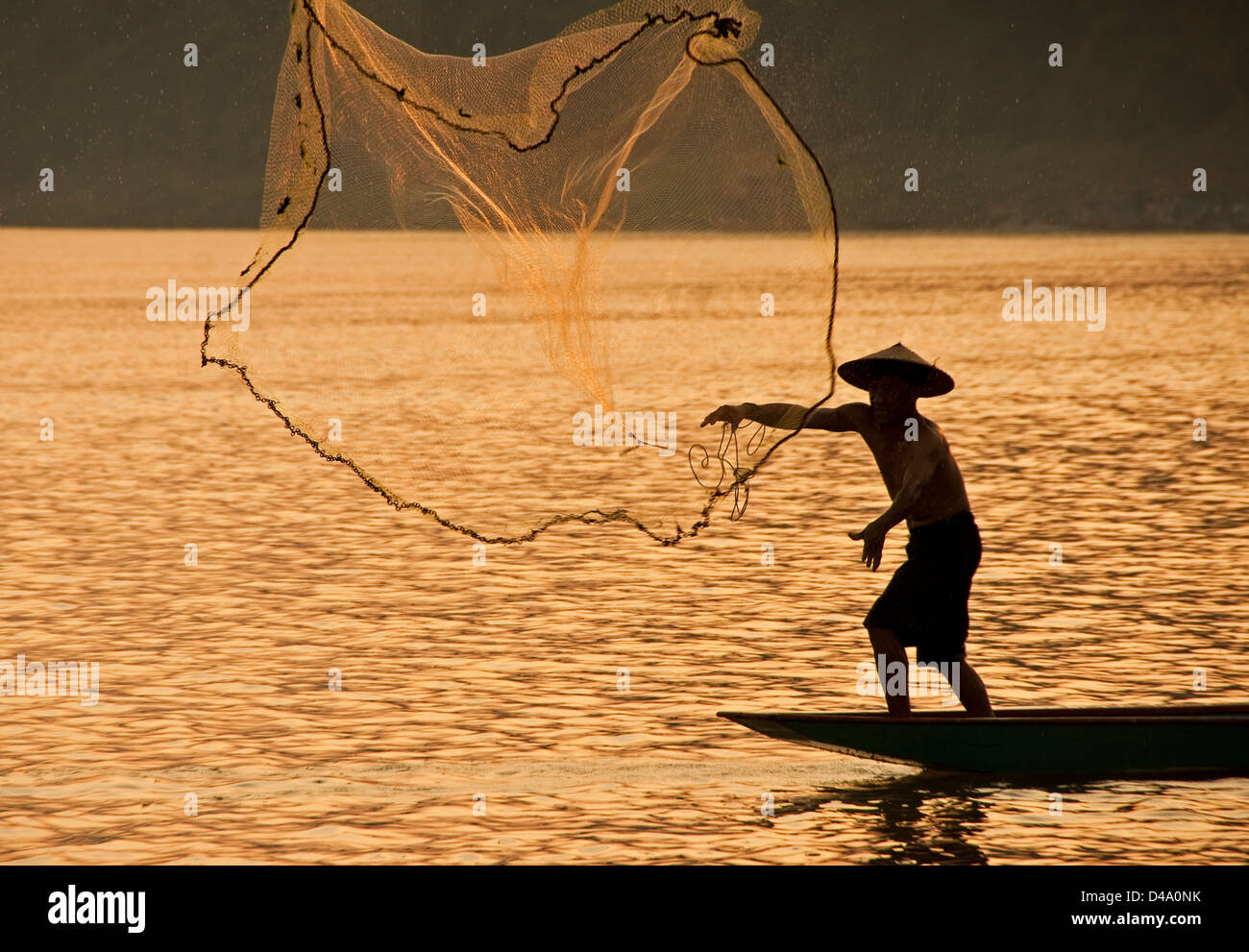 Lancer pêcheur net sur le fleuve du Mékong à Luang Prabang, Laos Banque D'Images