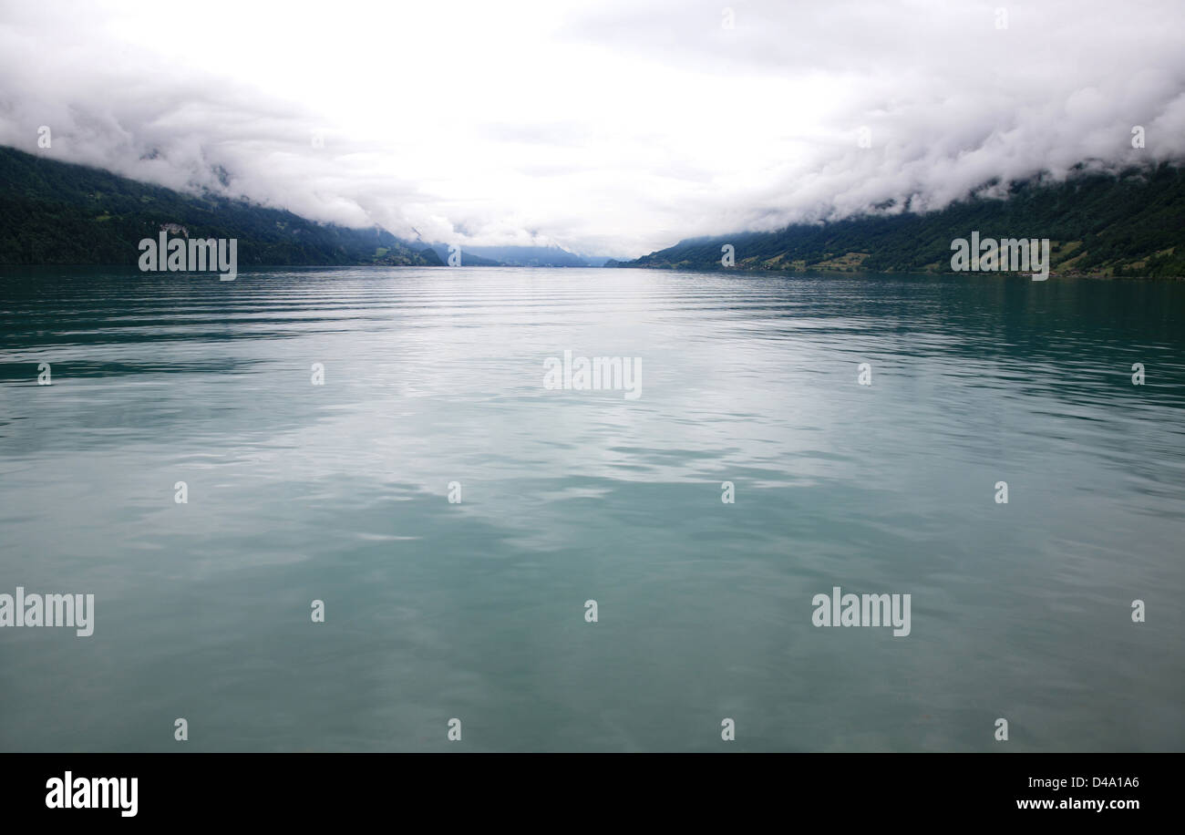 Brume sur le lac alpin de Brienz, Suisse Banque D'Images
