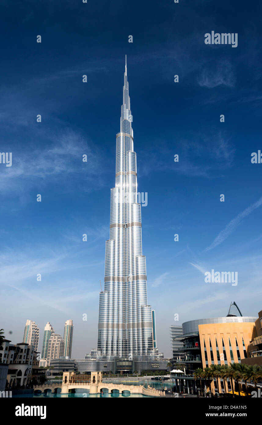 Avis de gratte-ciel Burj Khalifa la structure la plus haute du monde à Dubaï Émirats Arabes Unis ÉMIRATS ARABES UNIS Banque D'Images