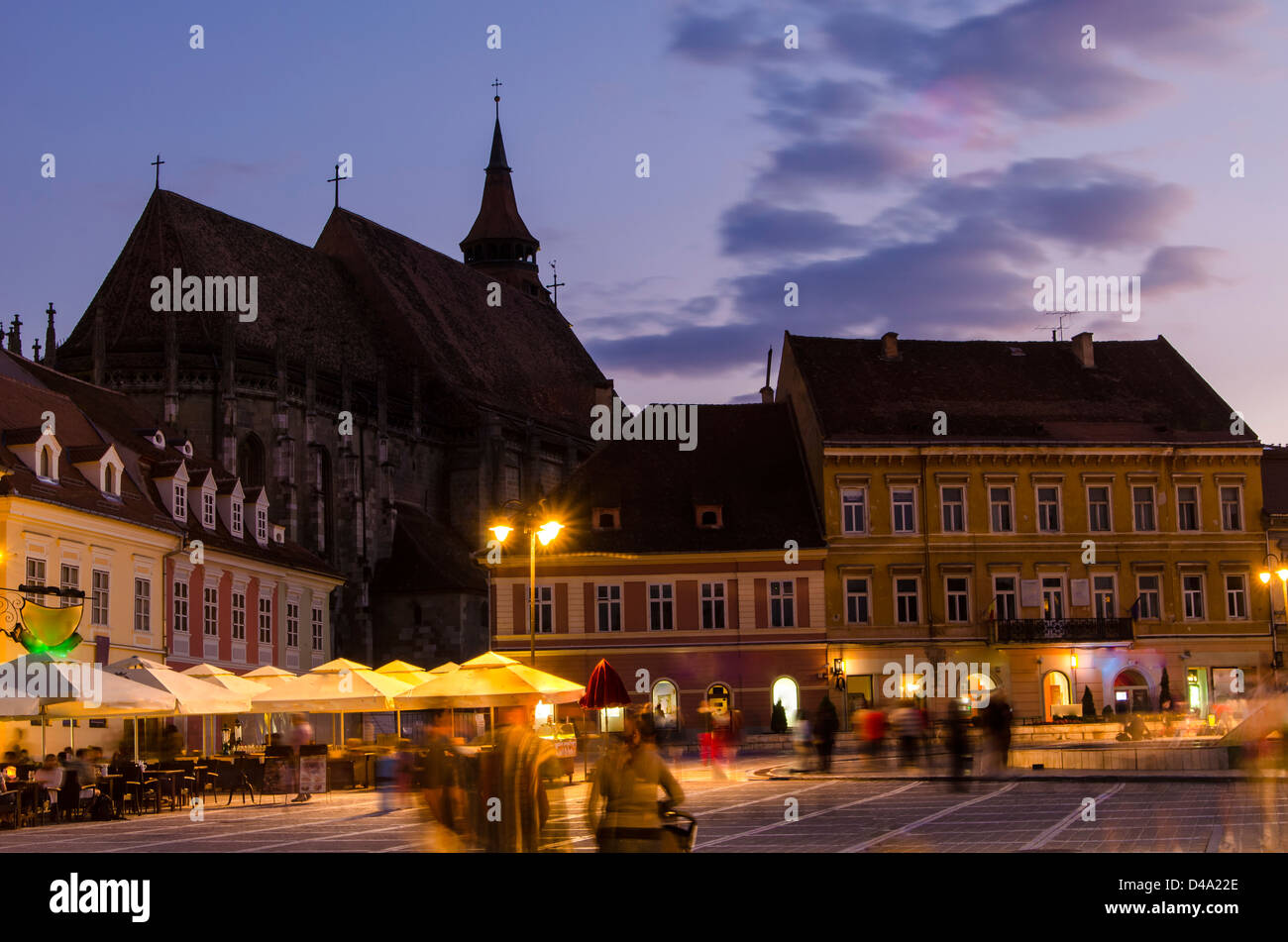 Brasov, en Transylvanie, Roumanie : Eglise Noire vu de la place du conseil Banque D'Images