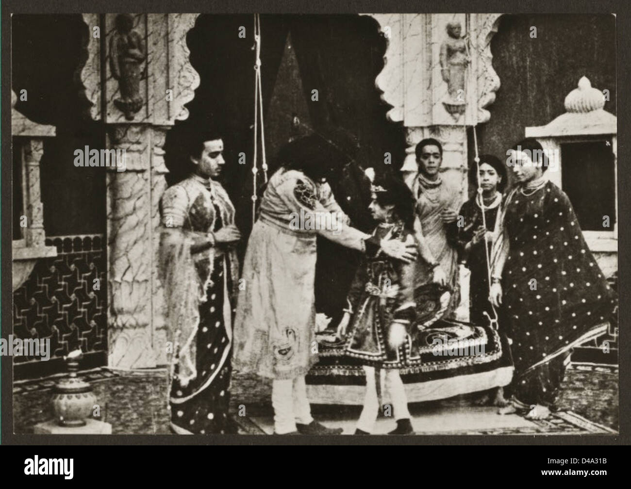 Raja Harischandra, le premier long métrage indien, réalisé par Dadasaheb Phalke en 1913, est une référence dans le cinéma indien. Ce film muet est basé sur l'histoire mythologique du roi Harischandra. Il est considéré comme un travail pionnier dans le cinéma indien et a joué un rôle déterminant dans le développement de l'industrie cinématographique indienne. Banque D'Images