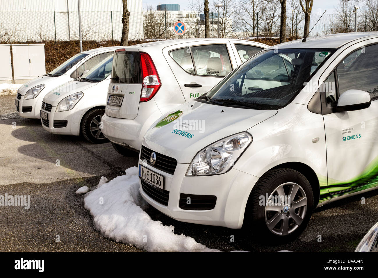 Déplacer la voiture électrique Siemens (Suzuki Splash plate-forme) d'être rechargé à une station de charge de Siemens à Munich Banque D'Images