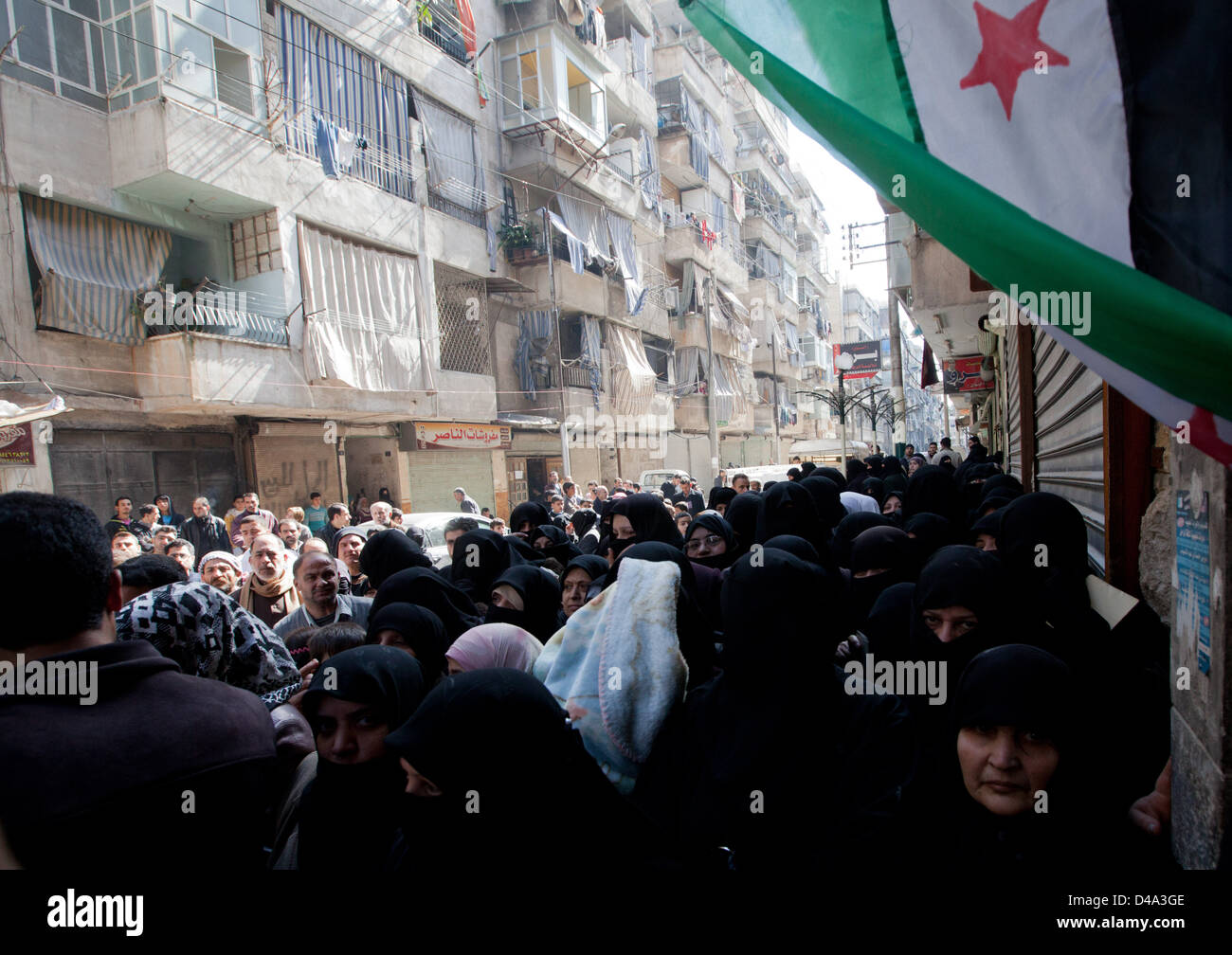 Alep, Syrie : Les gens distribuer15kg de l'aide alimentaire aux personnes nécessiteuses Bustan Al Qasr section d'Alep, Syrie Banque D'Images