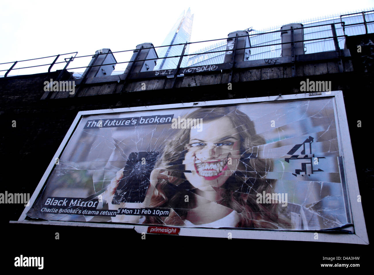 Panneau d'affichage dans le canal de publicité London Bridge 4 series Black Mirror Banque D'Images