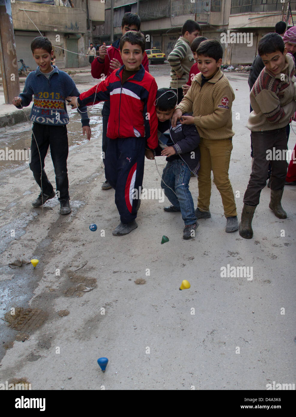 2 mars 2013 - Alep, Syrie : les garçons jouer avec top dans les rues de Tarik al Bab article d'Alep Syrie le 2 mars 2013. Banque D'Images