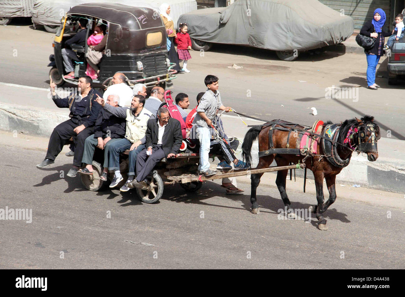 10 mars 2013 - Le Caire, Le Caire, Égypte - Egyptiens monter un cheval panier au Caire le 10 mars 2013. Microbus frappant les conducteurs ont causé le chaos de la circulation au Caire après le blocage d'une artère principale pour protester contre la pénurie de diesel (crédit Image : © Tareq Gabas/APA Images/ZUMAPRESS.com) Banque D'Images