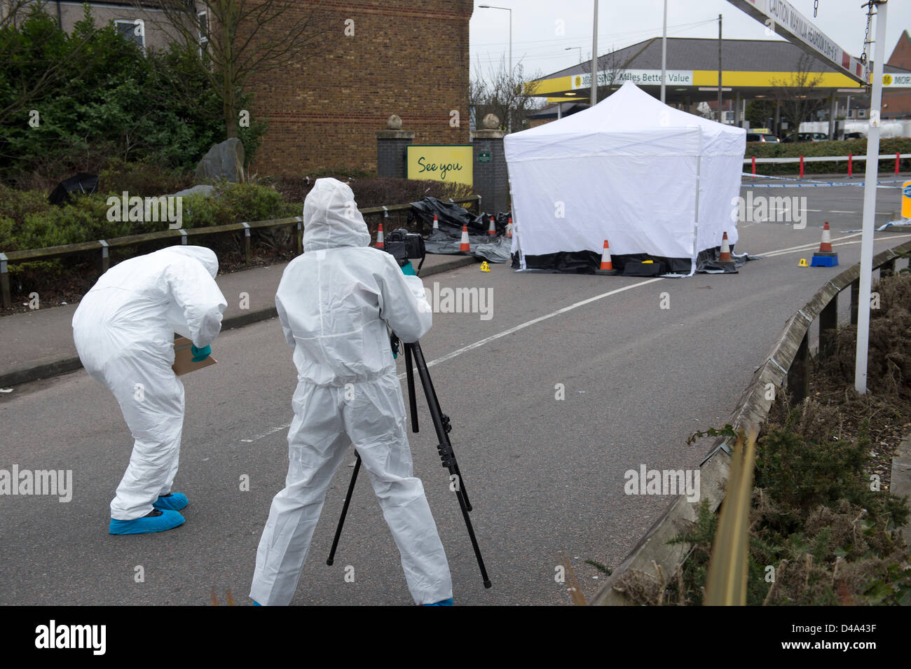 Grays, Essex. 10 mars, 2013. Appel à témoins de la police après l'homme de 35 ans a été agressé dans les premières heures de ce matin en Grays, Essex. Plus tard, il est décédé de ses blessures à l'hôpital de Queens à Romford. Des scènes d'agents de se rendre sur les lieux du crime pour recueillir des preuves médico-légales. Banque D'Images